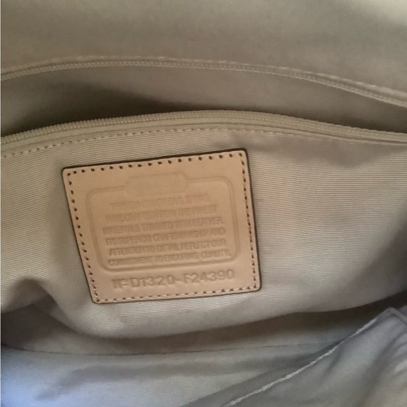 Coach Peyton Tattersall in NEW CONDITION! - Picture 3 of 9